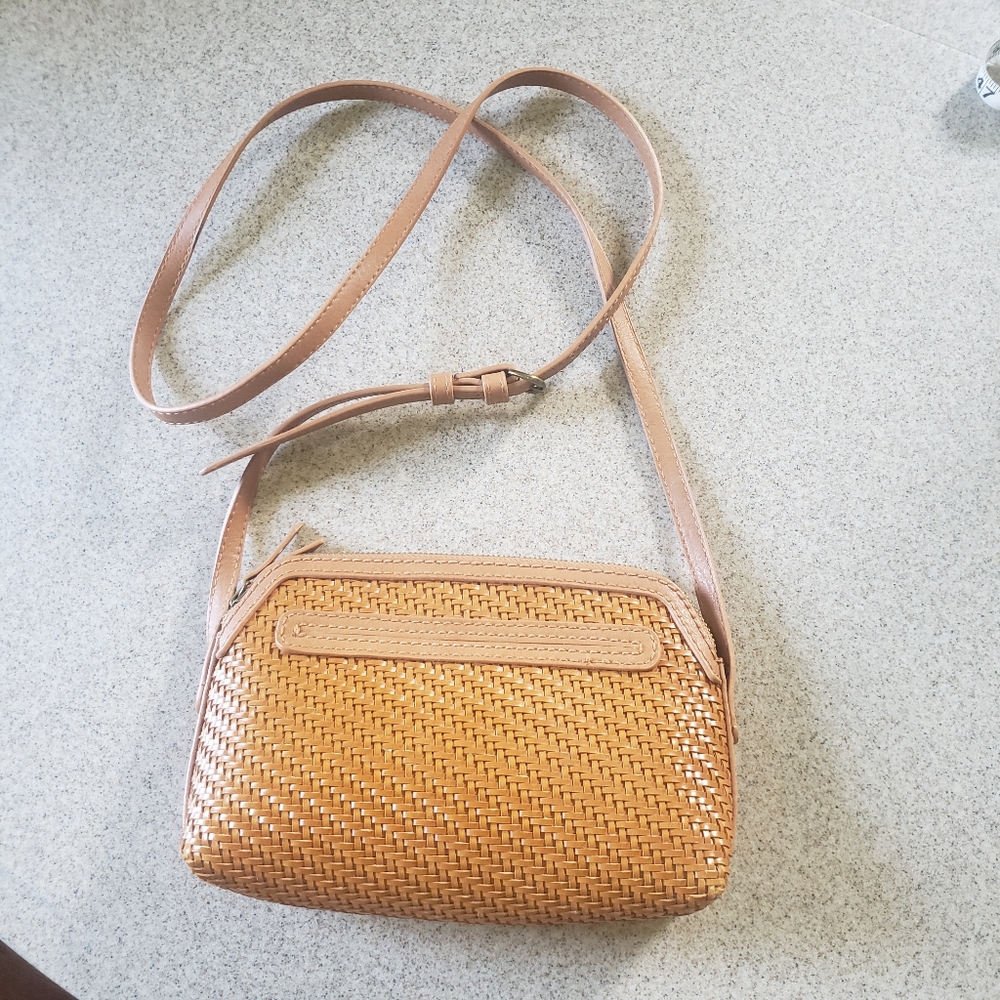 Universal thread crossbody bag